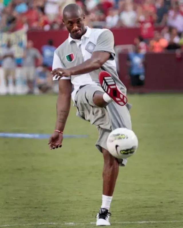 AC米兰通过老将策略增强阵容，引进莫德里奇和蒂亚戈-席尔瓦，弥补后防不足，延续稳定表现。