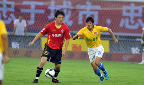 正随巴西在枪手基地训练，维尼修斯与多名阿森纳青训球员合影