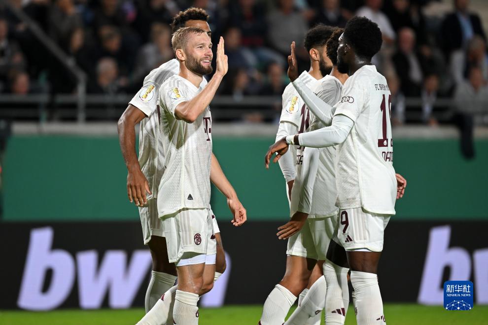 荣耀时刻，网球名将阿尔卡拉斯为迈阿密颁发美职联东部冠军奖杯