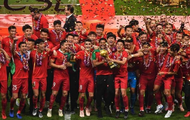 这下真是把足球踢成了艺术