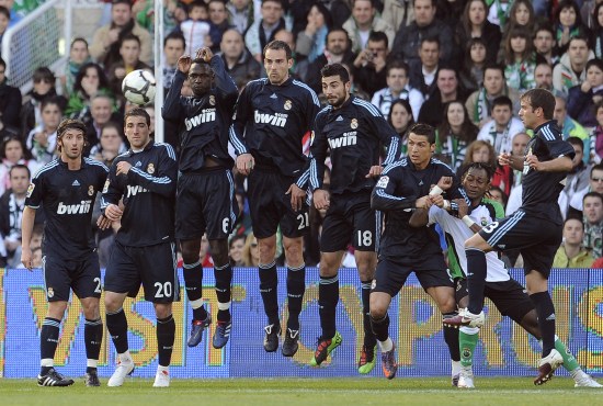 重磅！皇马遭遇重创！阿诺德伤缺两月将错过15场比赛，欧冠生死战告急