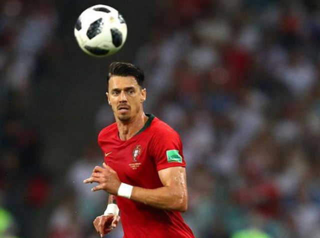 陷入窘境！曾凡博赛后独自离场，一分钟没上被裁也要跟队回美国